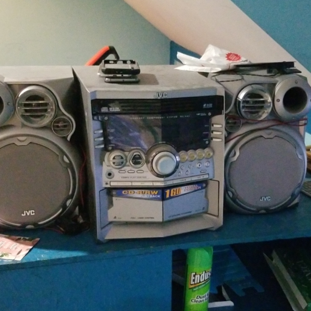 Tabletop jvc 3cd/cassette/stereo system